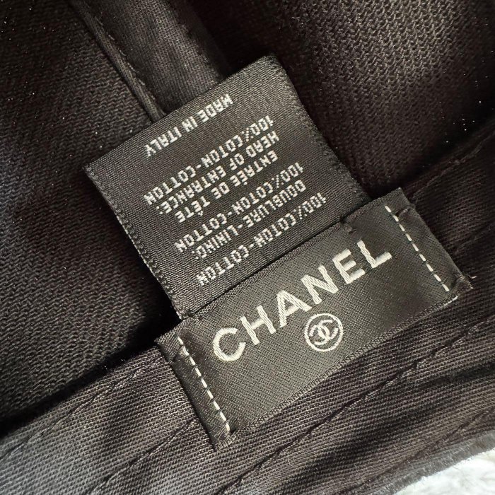 預購 CHANEL 26S 黑色 白刺繡CC 可調 棒球帽 鴨舌帽 AAB910-8