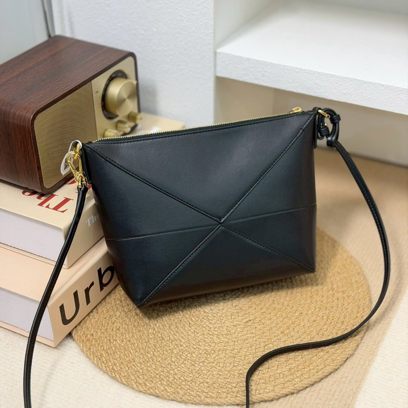 (全新✨濃濃皮香)🏷Loewe 羅意威.Puzzle Fold pouch-1