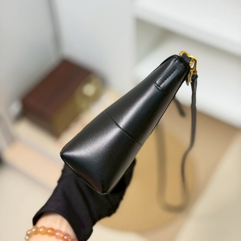 (全新✨濃濃皮香)🏷Loewe 羅意威.Puzzle Fold pouch-4