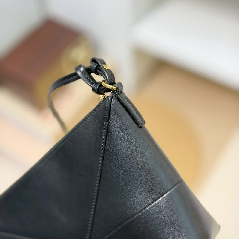 (全新✨濃濃皮香)🏷Loewe 羅意威.Puzzle Fold pouch-12