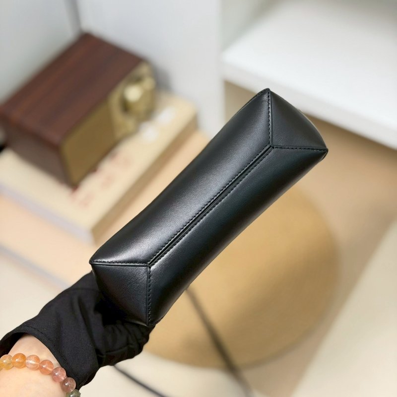 (全新✨濃濃皮香)🏷Loewe 羅意威.Puzzle Fold pouch-13