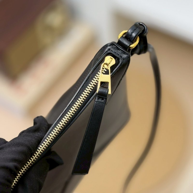 (全新✨濃濃皮香)🏷Loewe 羅意威.Puzzle Fold pouch-15