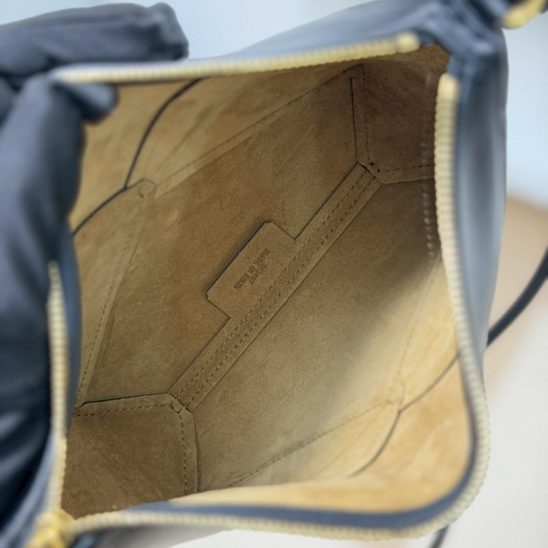(全新✨濃濃皮香)🏷Loewe 羅意威.Puzzle Fold pouch-16