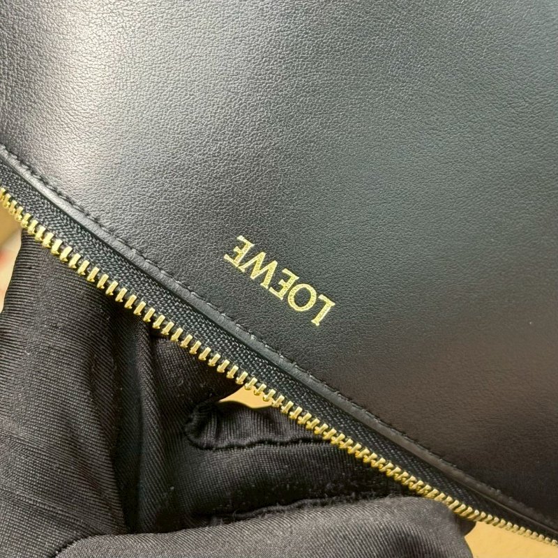 (全新✨濃濃皮香)🏷Loewe 羅意威.Puzzle Fold pouch-17