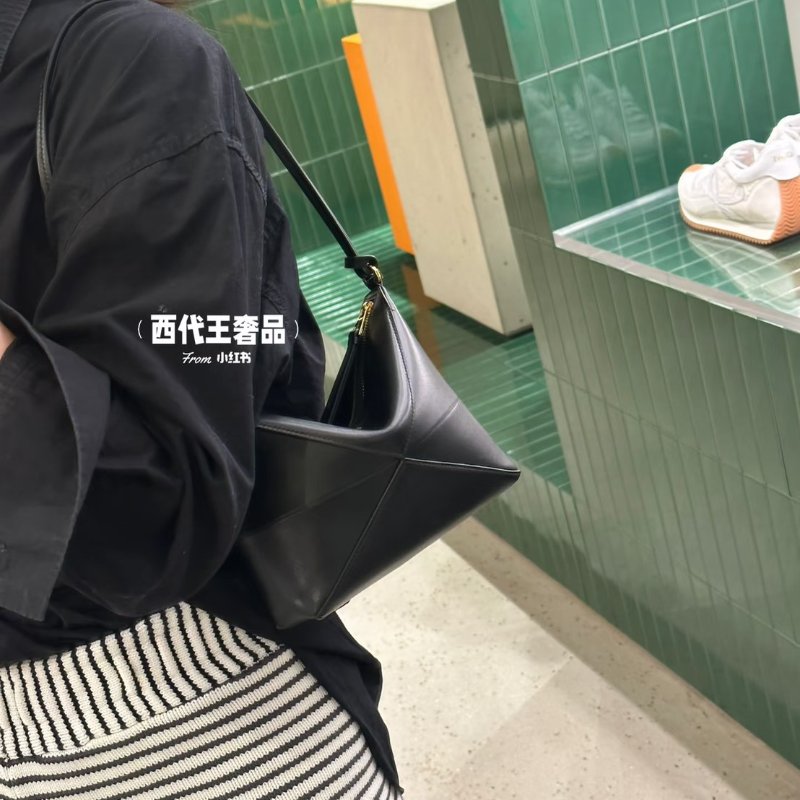 (全新✨濃濃皮香)🏷Loewe 羅意威.Puzzle Fold pouch-19