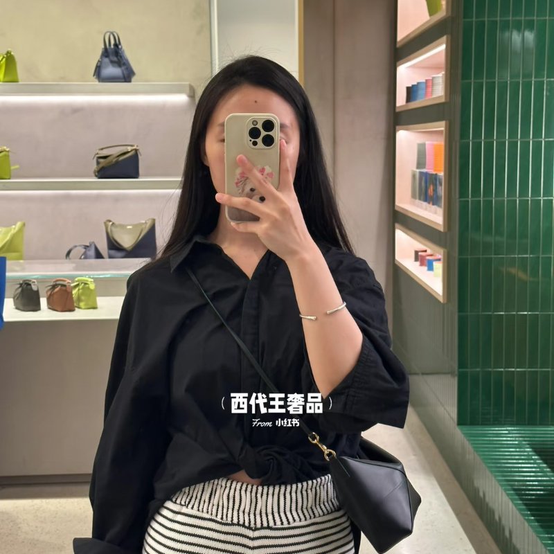 (全新✨濃濃皮香)🏷Loewe 羅意威.Puzzle Fold pouch-20