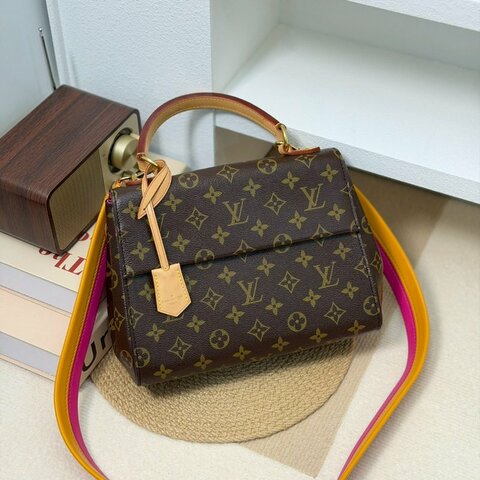 （激新！適合送禮❤️）🏷LV 路易威登．Cluny BB 兩用仕女包 M42738