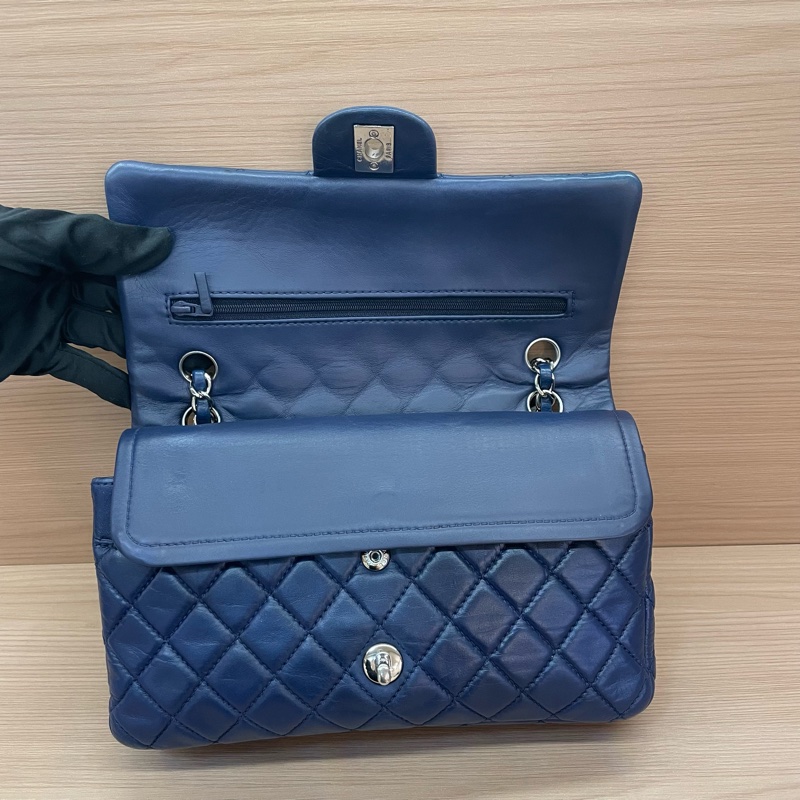 Chanel香奈儿CF深蓝色羊皮中號 2009年 12開 有卡 無塵袋無盒子 尺寸 25*15*6*-8