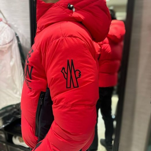 💎Han's house精品服飾💎 MONCLER PRAMINT 滑雪系列 高機能 羽絨 連帽 外套 消光紅 可手水洗 現貨 L 原價72600-1