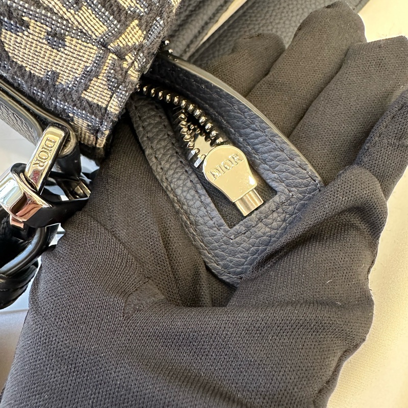 #男士必備#超大容量#Dior 迪奧 Oblique 老花刺繡馬鞍郵差包#附購證-11