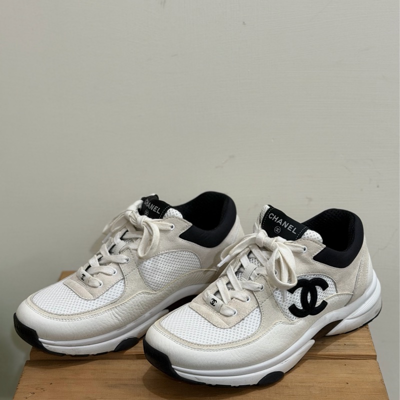 CHANEL 經典黑白熊貓配色麂皮拼接運動鞋-0