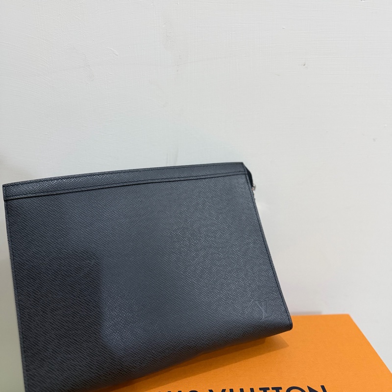 手拿包 Louis Vuitton Kasai Clutch (Taiga Leather)-0