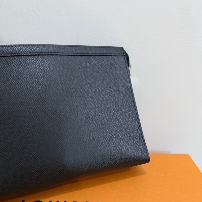 手拿包 Louis Vuitton Kasai Clutch (Taiga Leather)-1