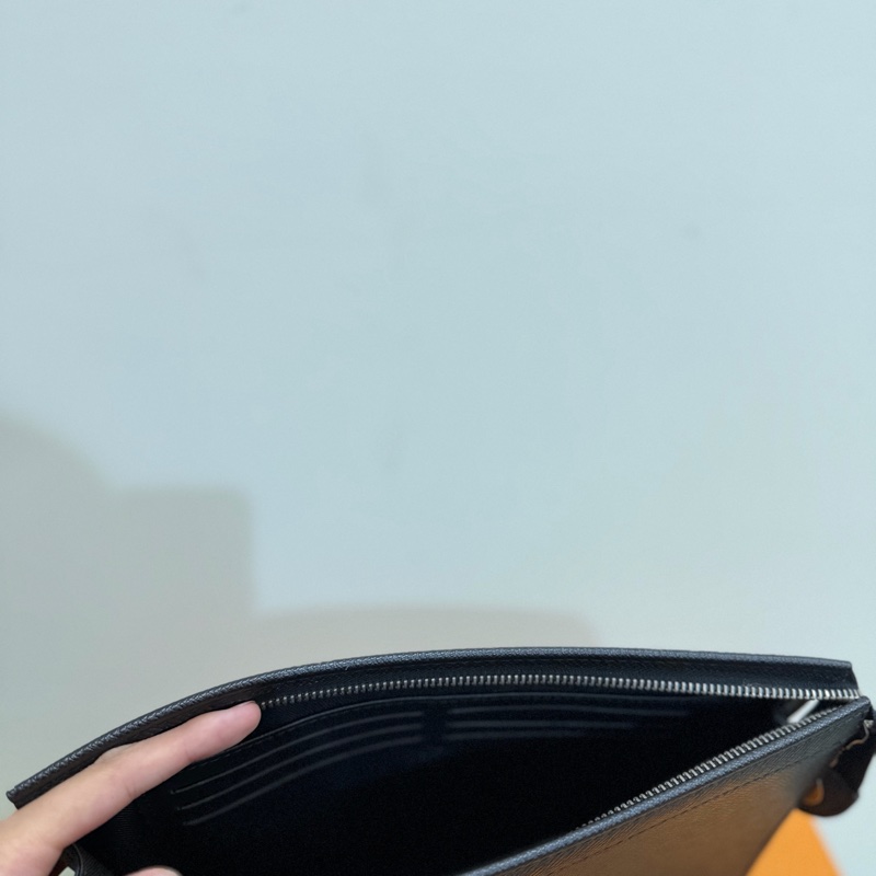 手拿包 Louis Vuitton Kasai Clutch (Taiga Leather)-2