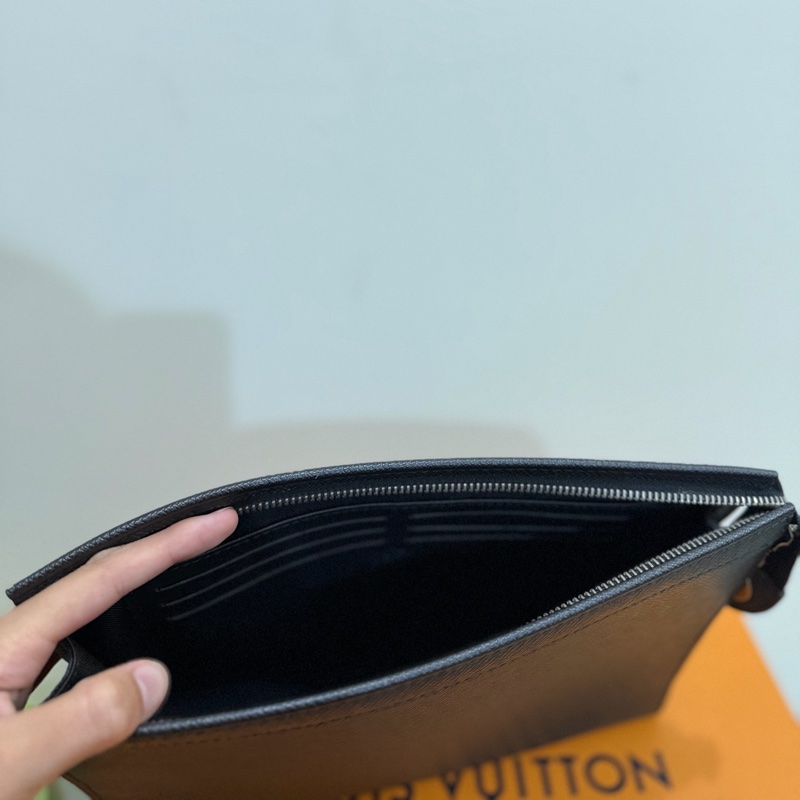 手拿包 Louis Vuitton Kasai Clutch (Taiga Leather)-4