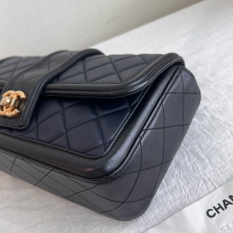 ෆ Chanel 深藍拼黑季節限定CF-13