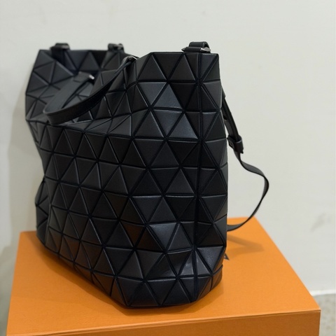 新款三宅一生 ISSEY MIYAKE BAO BAO 霧面黑 側邊加厚款托特包