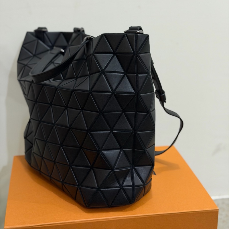 新款三宅一生 ISSEY MIYAKE BAO BAO 霧面黑 側邊加厚款托特包-4