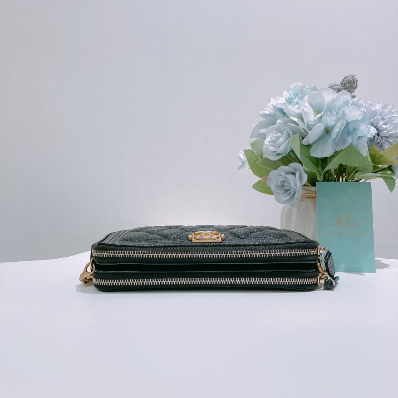 TW4861 Chanel 香奈兒拉鏈手機包 荔枝皮黑金 Boy Phone Case With Chain Caviar Black-3