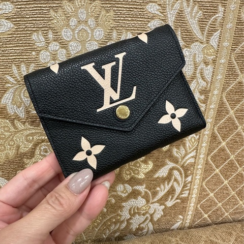 LV 黑拚米白牛皮壓紋金釦Victorine6卡三折短夾M80968
