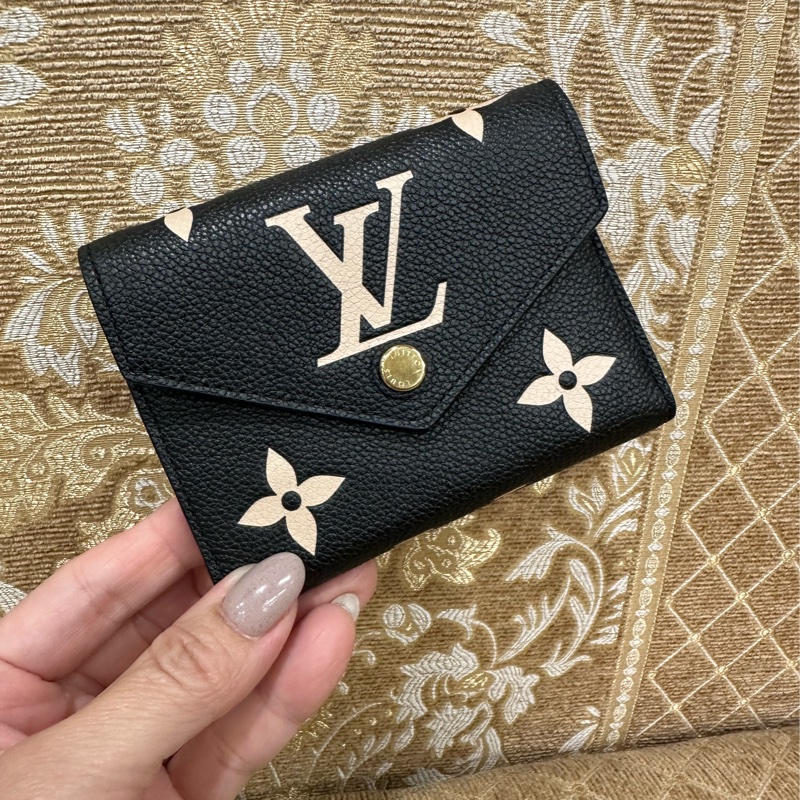 LV 黑拚米白牛皮壓紋金釦Victorine6卡三折短夾M80968-0