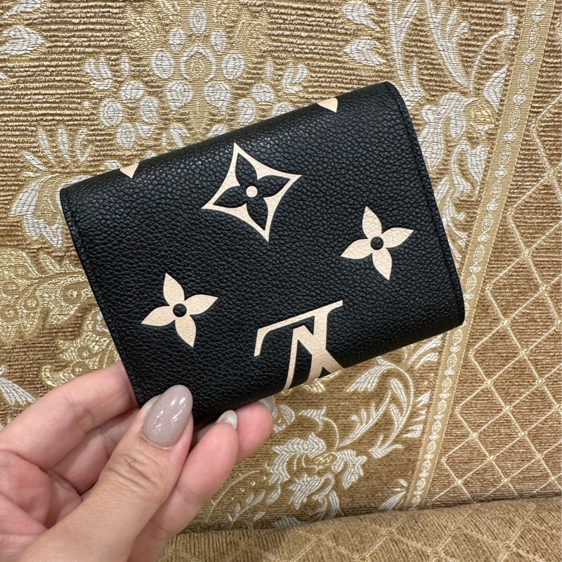 LV 黑拚米白牛皮壓紋金釦Victorine6卡三折短夾M80968-1