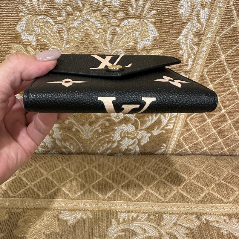 LV 黑拚米白牛皮壓紋金釦Victorine6卡三折短夾M80968-4
