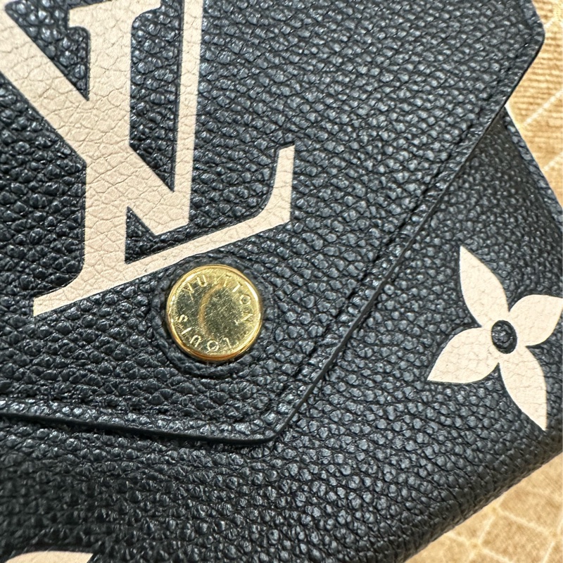 LV 黑拚米白牛皮壓紋金釦Victorine6卡三折短夾M80968-5