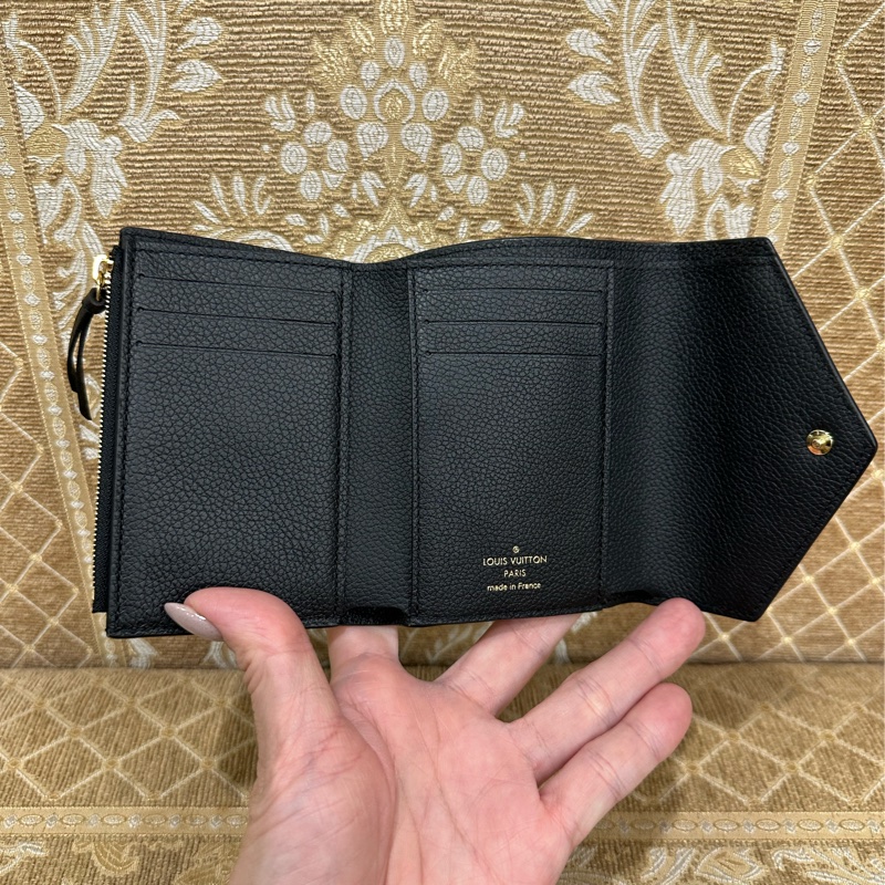 LV 黑拚米白牛皮壓紋金釦Victorine6卡三折短夾M80968-6