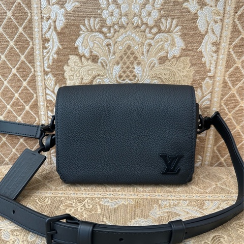 LV 黑牛皮黑釦下蓋斜背包M82085