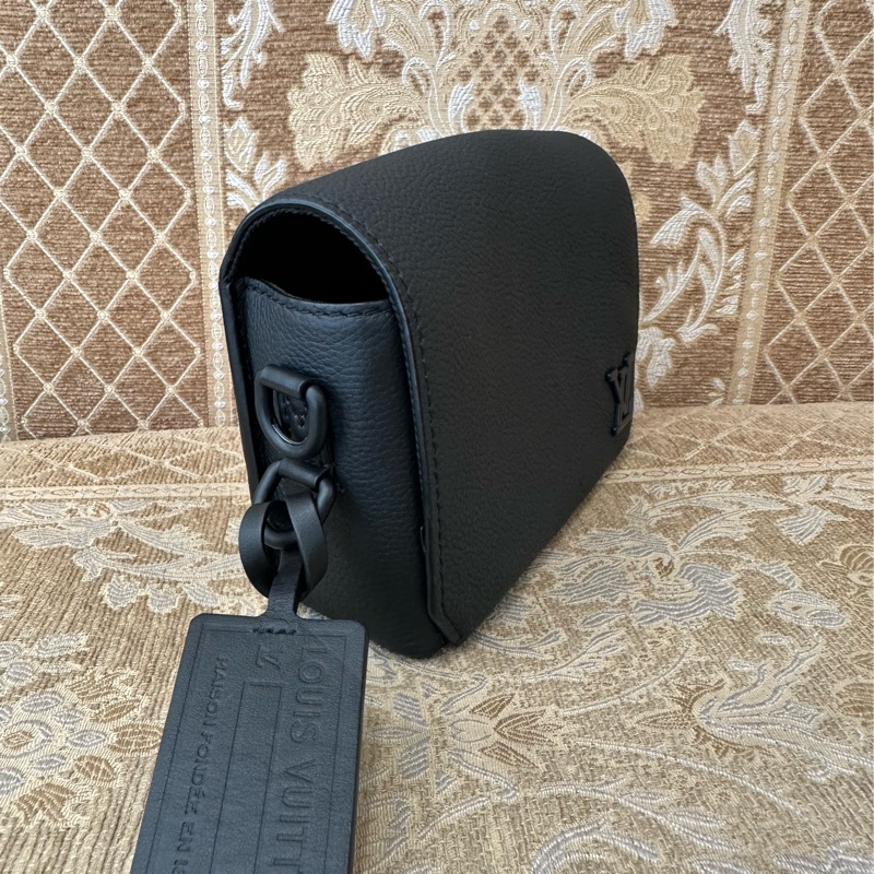 LV 黑牛皮黑釦下蓋斜背包M82085-2