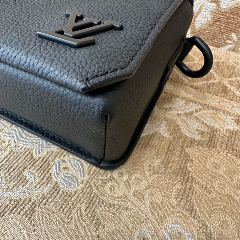 LV 黑牛皮黑釦下蓋斜背包M82085-4
