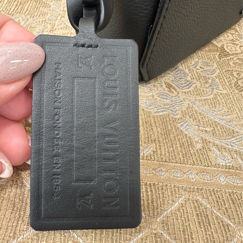 LV 黑牛皮黑釦下蓋斜背包M82085-5