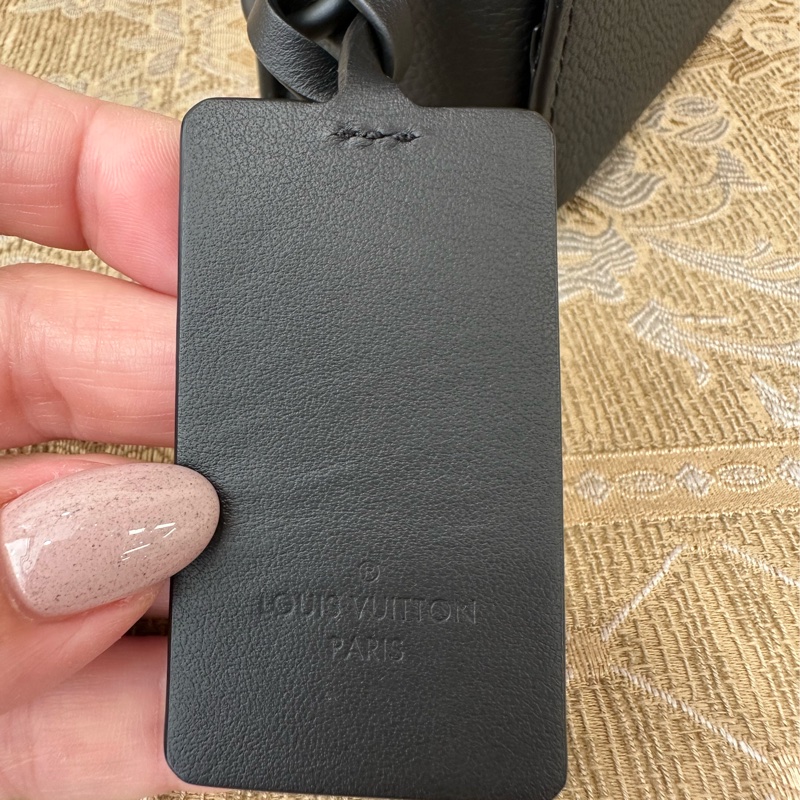 LV 黑牛皮黑釦下蓋斜背包M82085-6