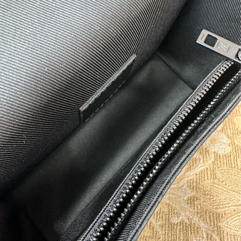 LV 黑牛皮黑釦下蓋斜背包M82085-8