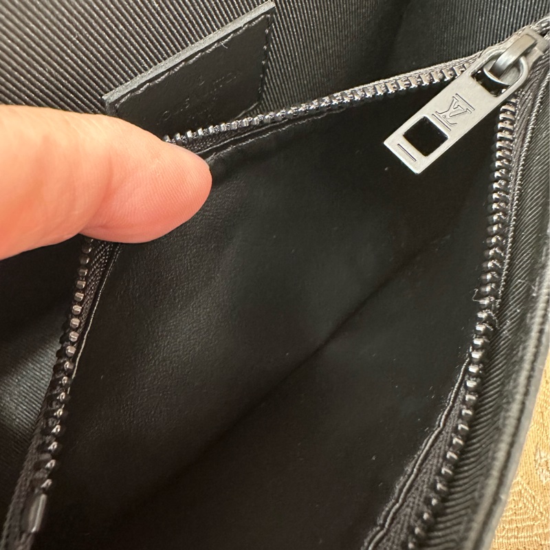 LV 黑牛皮黑釦下蓋斜背包M82085-9