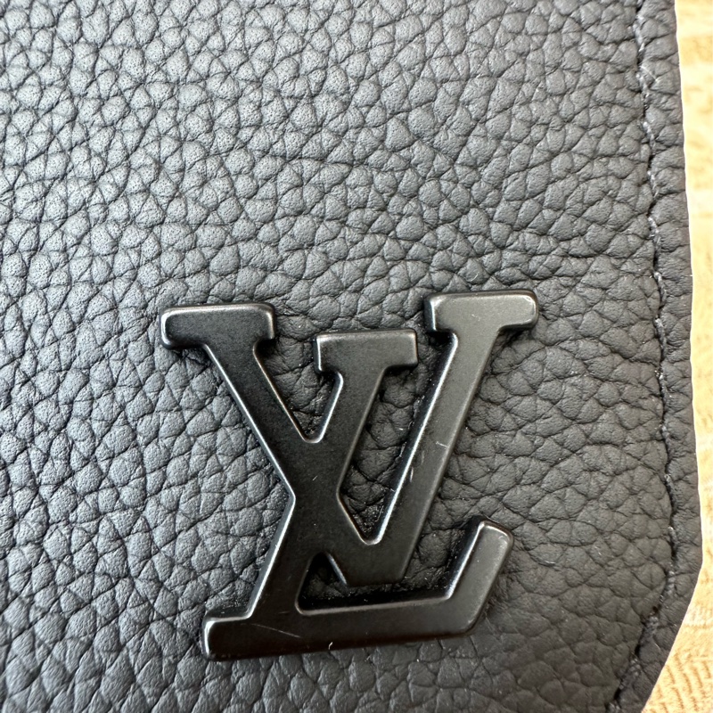 LV 黑牛皮黑釦下蓋斜背包M82085-10