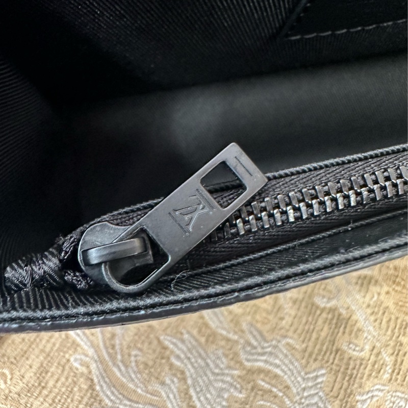 LV 黑牛皮黑釦下蓋斜背包M82085-12