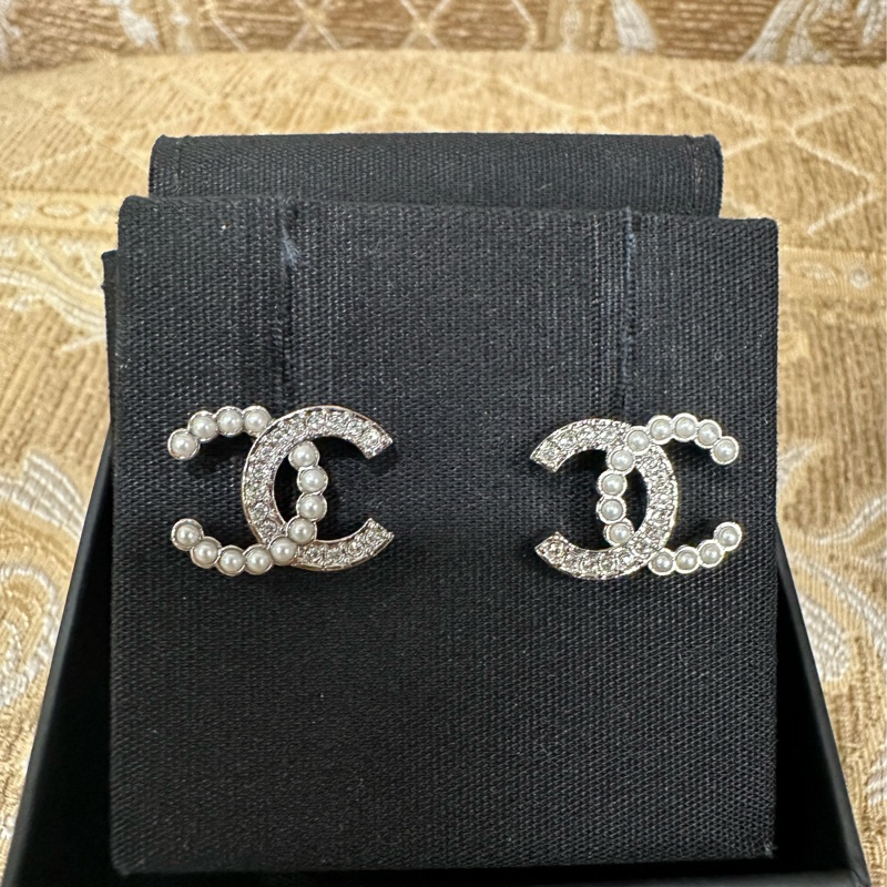 Chanel 銀色珍珠水鑽雙C logo耳針式耳環-0