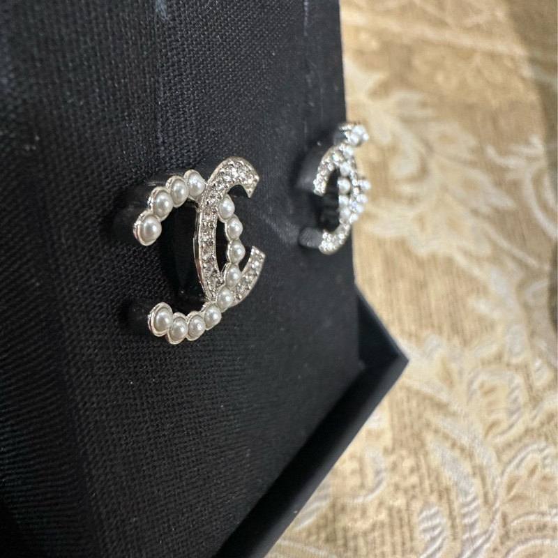 Chanel 銀色珍珠水鑽雙C logo耳針式耳環-1