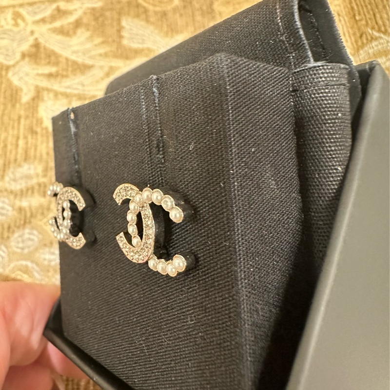 Chanel 銀色珍珠水鑽雙C logo耳針式耳環-2