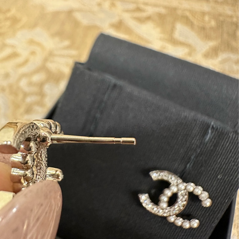 Chanel 銀色珍珠水鑽雙C logo耳針式耳環-3