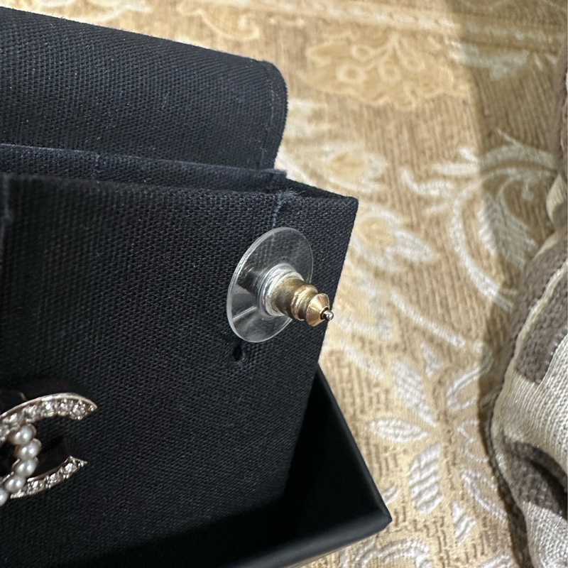 Chanel 銀色珍珠水鑽雙C logo耳針式耳環-4