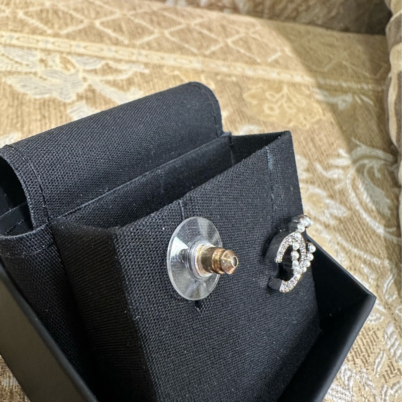 Chanel 銀色珍珠水鑽雙C logo耳針式耳環-6