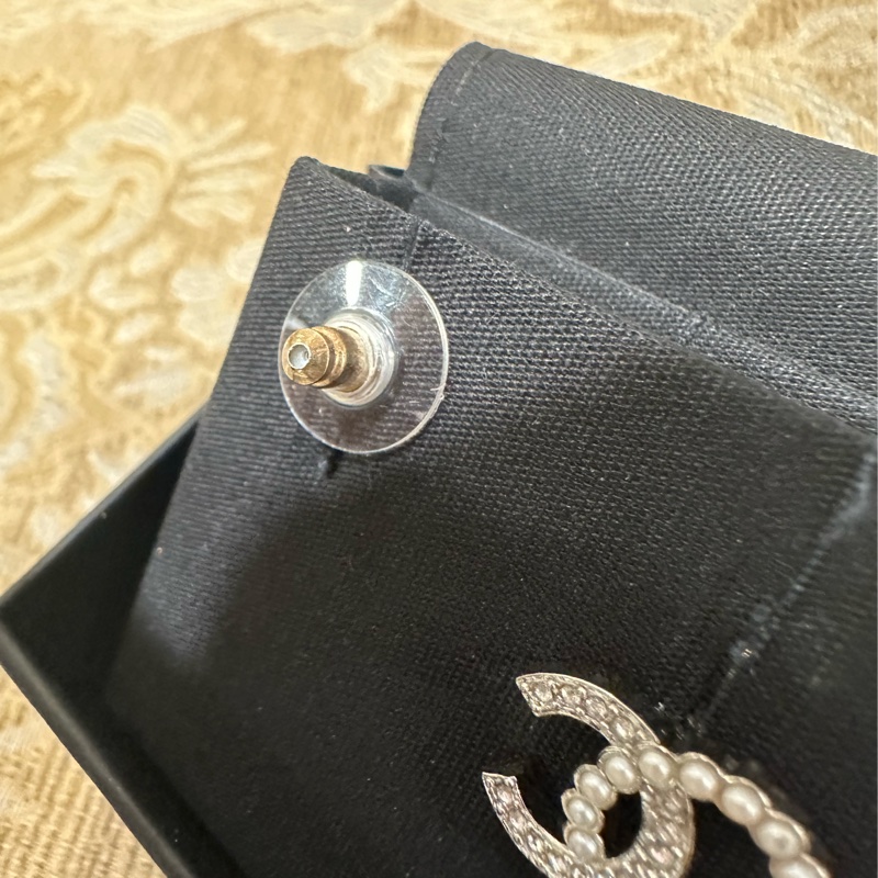 Chanel 銀色珍珠水鑽雙C logo耳針式耳環-7