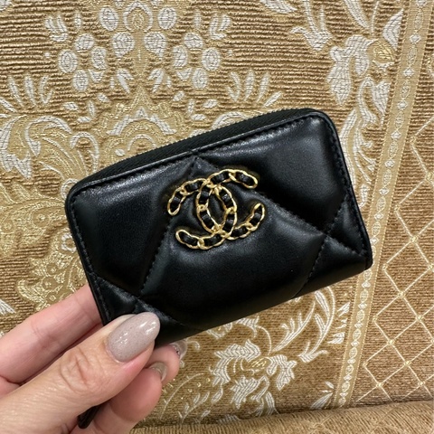 Chanel 黑羊皮霧金釦大菱格19ㄇ拉零錢卡包AP0949