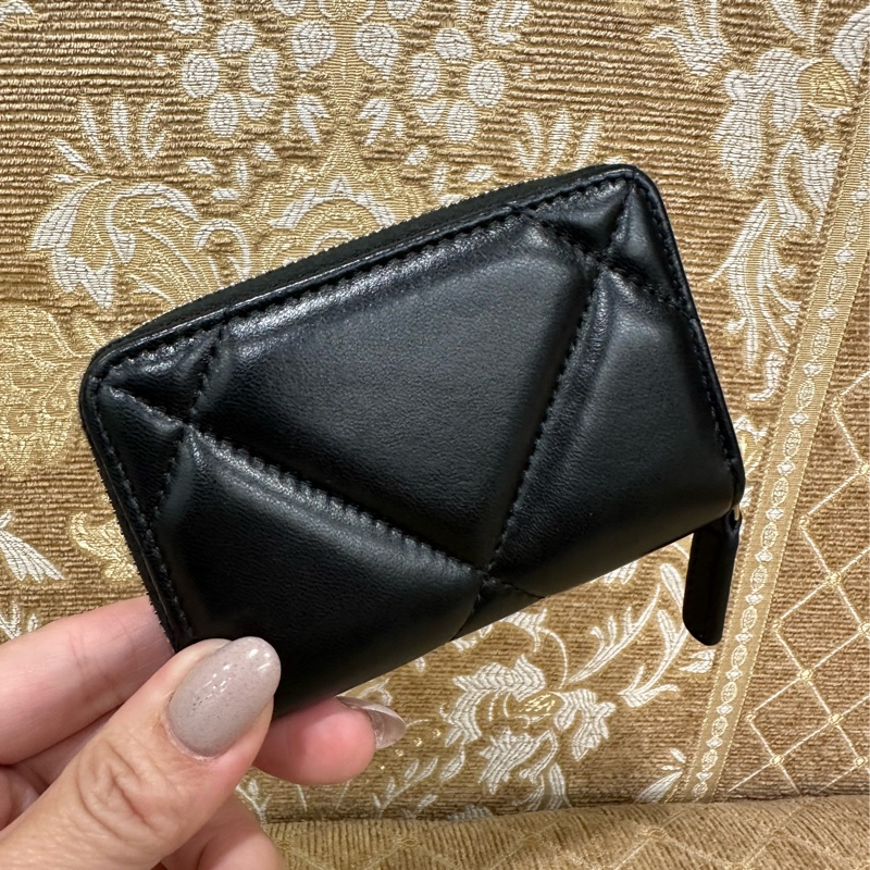 Chanel 黑羊皮霧金釦大菱格19ㄇ拉零錢卡包AP0949-1