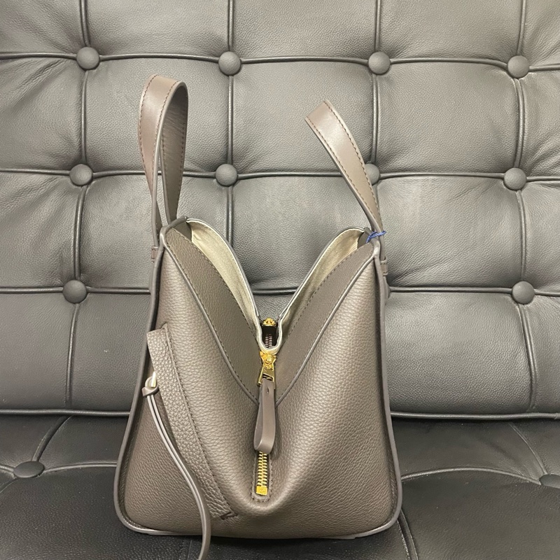 羅意威/Loewe 手袋  柔軟粒面牛皮革 14.4*19.5*20.8-1