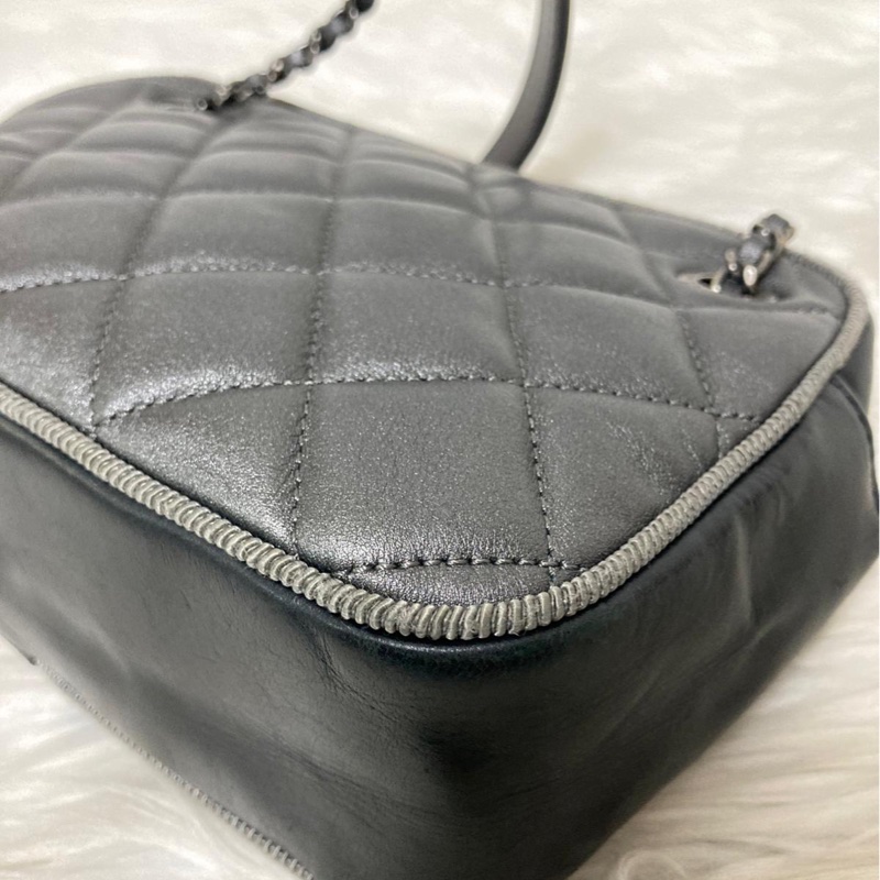 Chanel 黑銀相機包-10