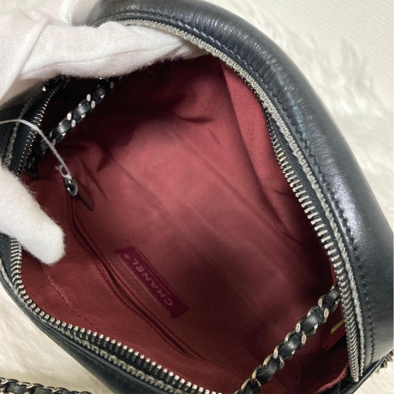 Chanel 黑銀相機包-11